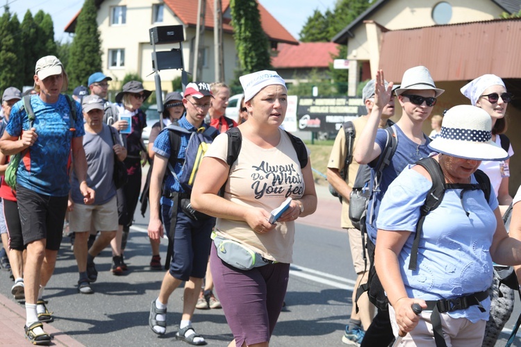 Pielgrzymi hałcnowscy na trasie - w Pisarzowicach - 2019