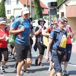 Pielgrzymi hałcnowscy na trasie - w Pisarzowicach - 2019