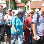 Pielgrzymi hałcnowscy na trasie - w Pisarzowicach - 2019