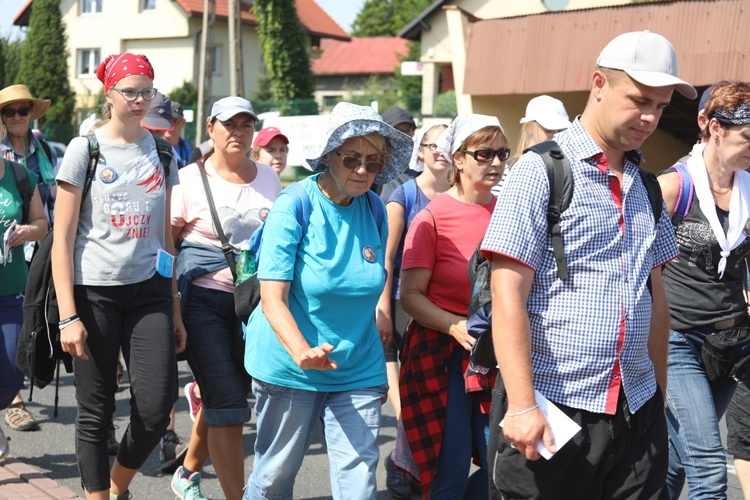 Pielgrzymi hałcnowscy na trasie - w Pisarzowicach - 2019