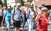 Pielgrzymi hałcnowscy na trasie - w Pisarzowicach - 2019
