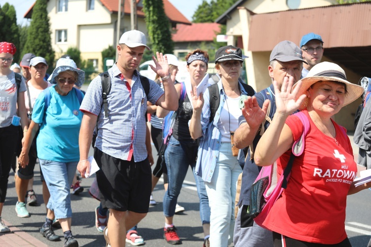 Pielgrzymi hałcnowscy na trasie - w Pisarzowicach - 2019