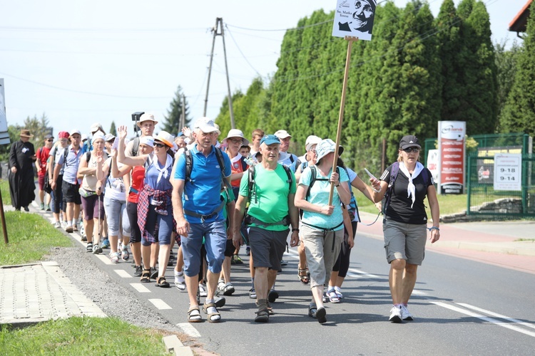 Pielgrzymi hałcnowscy na trasie - w Pisarzowicach - 2019