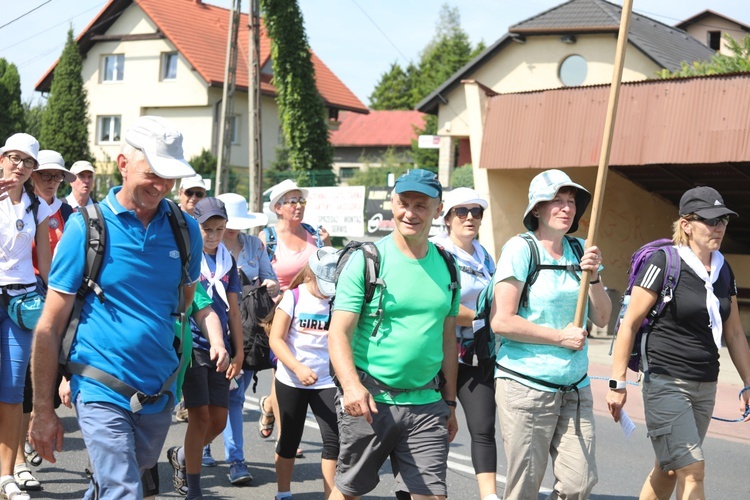 Pielgrzymi hałcnowscy na trasie - w Pisarzowicach - 2019