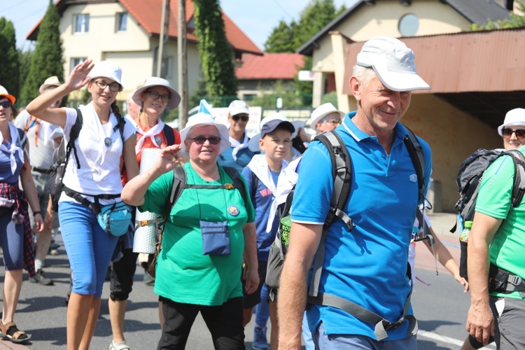 Pielgrzymi hałcnowscy na trasie - w Pisarzowicach - 2019