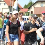 Pielgrzymi hałcnowscy na trasie - w Pisarzowicach - 2019