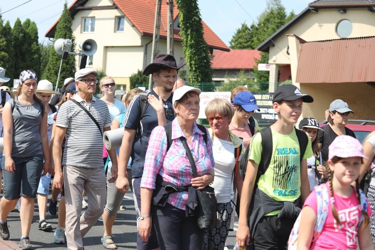 Pielgrzymi hałcnowscy na trasie - w Pisarzowicach - 2019