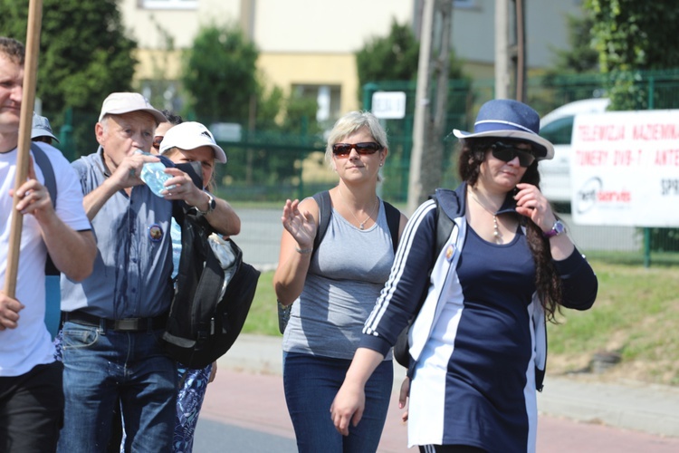 Pielgrzymi hałcnowscy na trasie - w Pisarzowicach - 2019