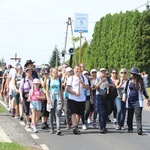 Pielgrzymi hałcnowscy na trasie - w Pisarzowicach - 2019
