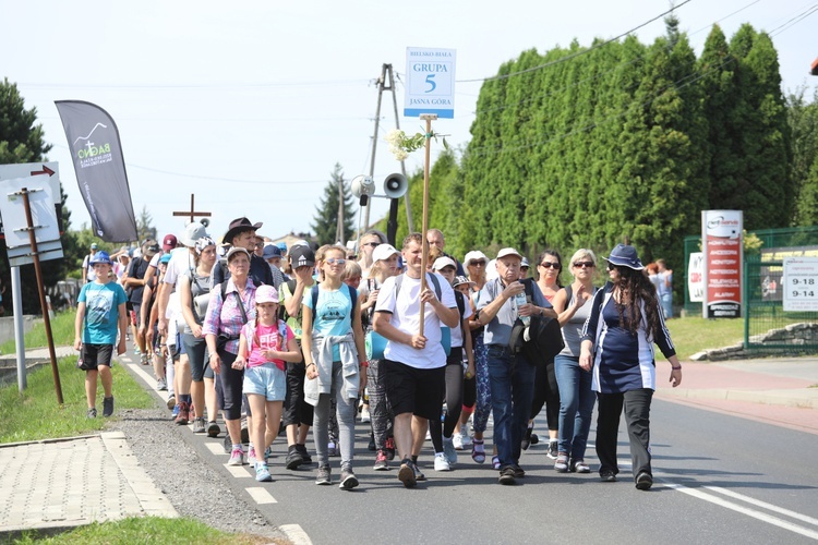 Pielgrzymi hałcnowscy na trasie - w Pisarzowicach - 2019