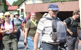 Pielgrzymi hałcnowscy na trasie - w Pisarzowicach - 2019