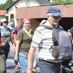 Pielgrzymi hałcnowscy na trasie - w Pisarzowicach - 2019