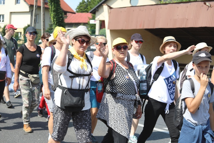 Pielgrzymi hałcnowscy na trasie - w Pisarzowicach - 2019