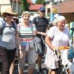 Pielgrzymi hałcnowscy na trasie - w Pisarzowicach - 2019