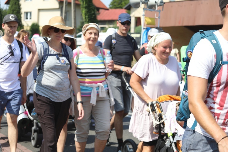 Pielgrzymi hałcnowscy na trasie - w Pisarzowicach - 2019