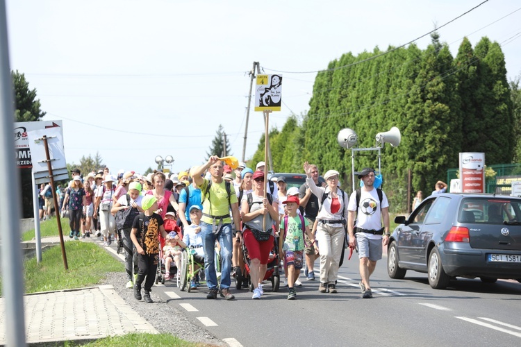 Pielgrzymi hałcnowscy na trasie - w Pisarzowicach - 2019