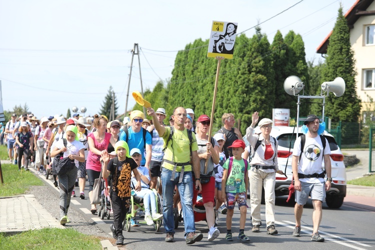 Pielgrzymi hałcnowscy na trasie - w Pisarzowicach - 2019