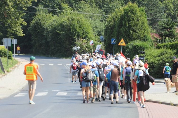 Pielgrzymi hałcnowscy na trasie - w Pisarzowicach - 2019