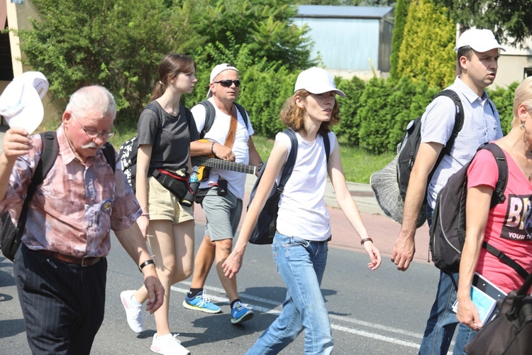 Pielgrzymi hałcnowscy na trasie - w Pisarzowicach - 2019