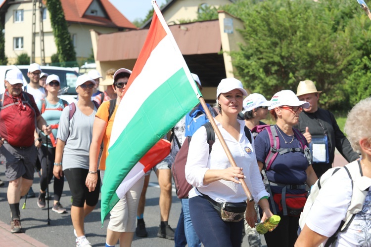 Pielgrzymi hałcnowscy na trasie - w Pisarzowicach - 2019