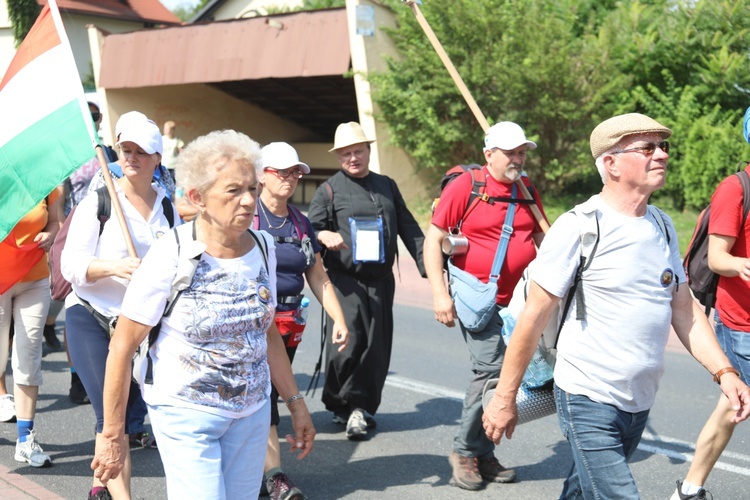 Pielgrzymi hałcnowscy na trasie - w Pisarzowicach - 2019