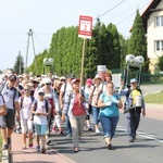 Pielgrzymi hałcnowscy na trasie - w Pisarzowicach - 2019