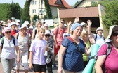 Pielgrzymi hałcnowscy na trasie - w Pisarzowicach - 2019