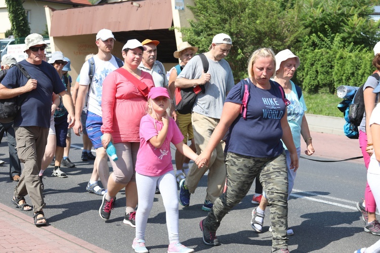 Pielgrzymi hałcnowscy na trasie - w Pisarzowicach - 2019