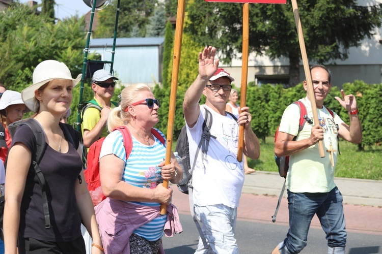 Pielgrzymi hałcnowscy na trasie - w Pisarzowicach - 2019