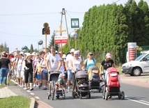 Pielgrzymi hałcnowscy na trasie - w Pisarzowicach - 2019