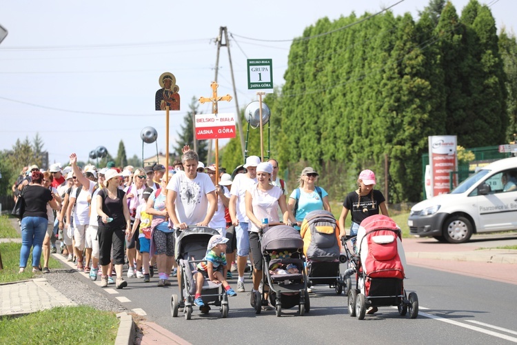 Pielgrzymi hałcnowscy na trasie - w Pisarzowicach - 2019