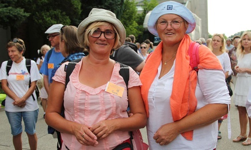 Grażyna Wawak i Ewa Zemanek z Porąbki zdecydowały się na pielgrzymowanie po raz pierwszy.