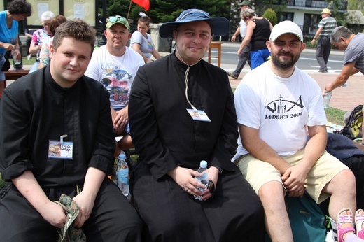(Dłuższy) postój pielgrzymów hałcnowskich w Wilamowicach - 2019