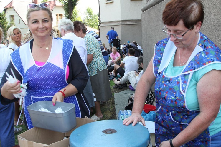 (Dłuższy) postój pielgrzymów hałcnowskich w Wilamowicach - 2019