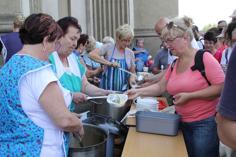 (Dłuższy) postój pielgrzymów hałcnowskich w Wilamowicach - 2019