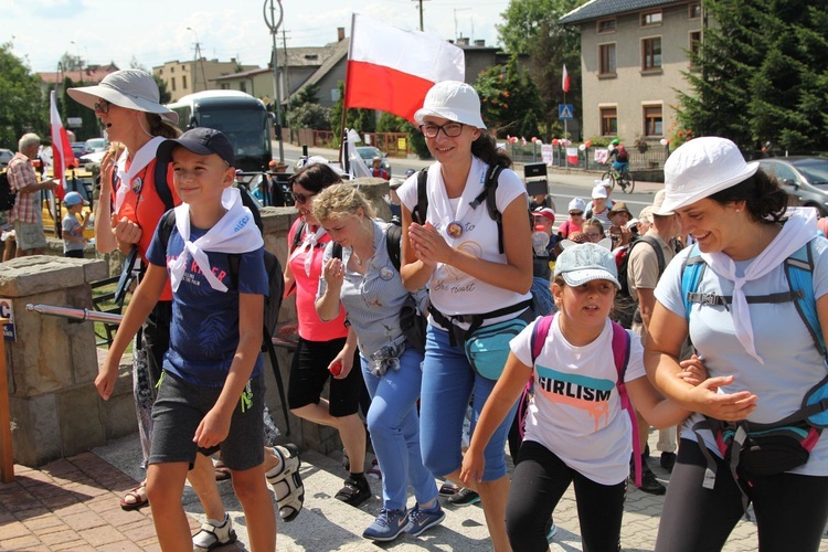 (Dłuższy) postój pielgrzymów hałcnowskich w Wilamowicach - 2019