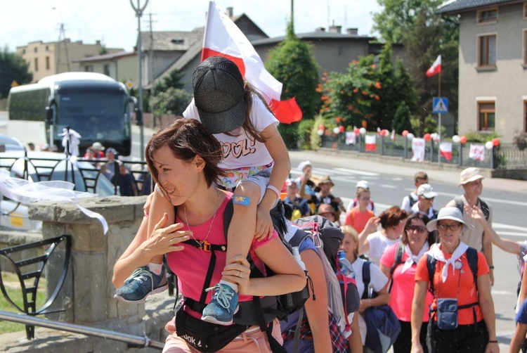 (Dłuższy) postój pielgrzymów hałcnowskich w Wilamowicach - 2019