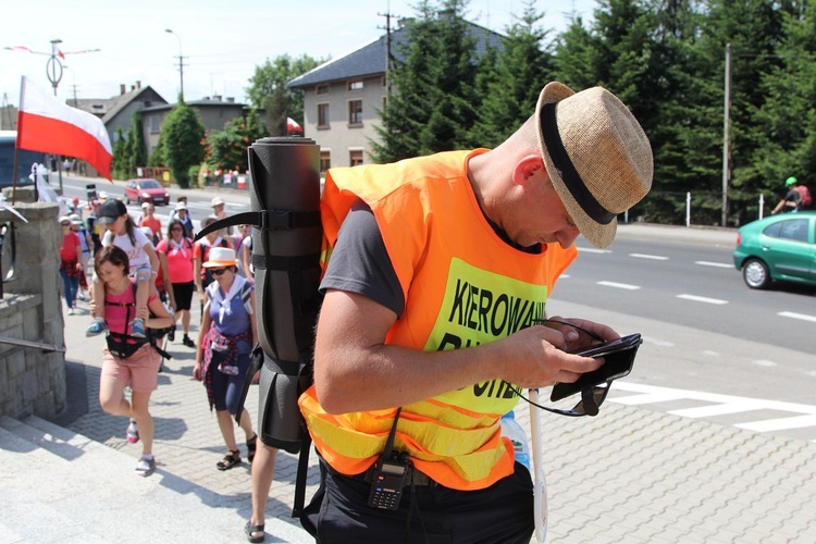 (Dłuższy) postój pielgrzymów hałcnowskich w Wilamowicach - 2019