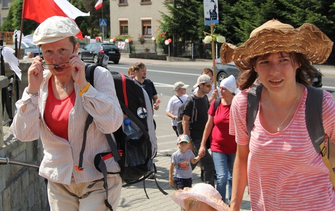 (Dłuższy) postój pielgrzymów hałcnowskich w Wilamowicach - 2019