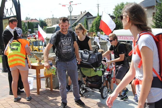 (Dłuższy) postój pielgrzymów hałcnowskich w Wilamowicach - 2019