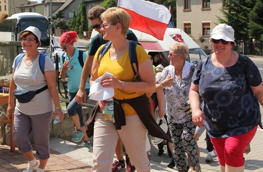 (Dłuższy) postój pielgrzymów hałcnowskich w Wilamowicach - 2019