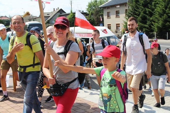 (Dłuższy) postój pielgrzymów hałcnowskich w Wilamowicach - 2019