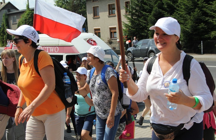 (Dłuższy) postój pielgrzymów hałcnowskich w Wilamowicach - 2019