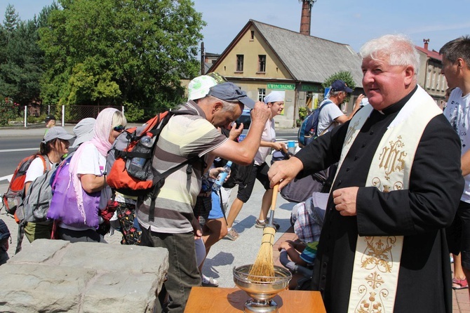 (Dłuższy) postój pielgrzymów hałcnowskich w Wilamowicach - 2019