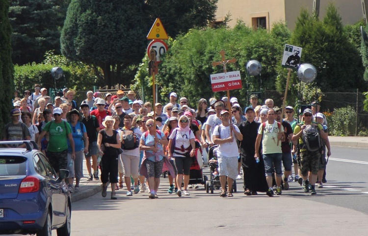 (Dłuższy) postój pielgrzymów hałcnowskich w Wilamowicach - 2019