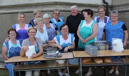 (Dłuższy) postój pielgrzymów hałcnowskich w Wilamowicach - 2019