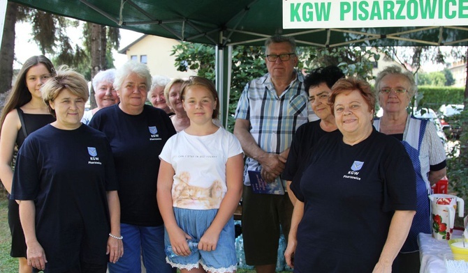 Gospodynie z Pisarzowic, niezastąpiony pan Grzesiu Klecha i młode wolontariuszki tym razem gościli pątników w Wilamowicach.