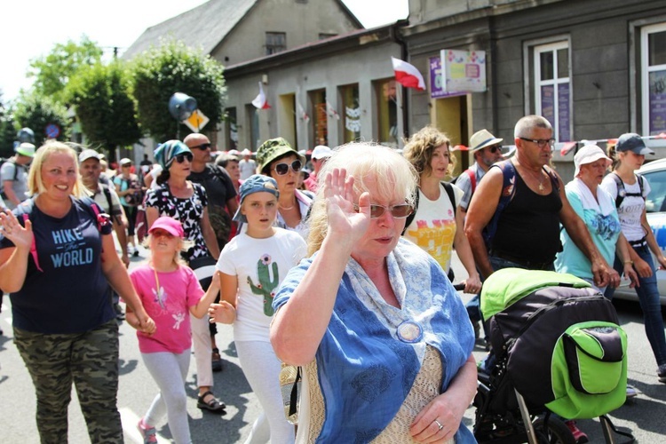 Grupa 1 - wyjście pielgrzymów hałcnowskich z Wilamowic 2019