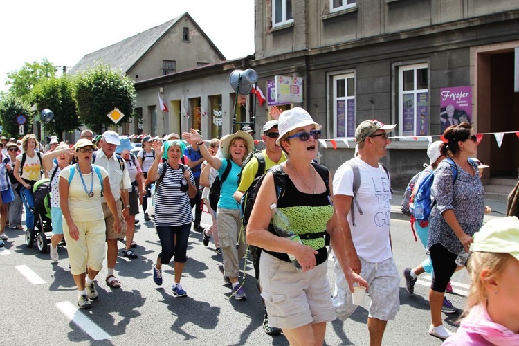 Grupa 1 - wyjście pielgrzymów hałcnowskich z Wilamowic 2019