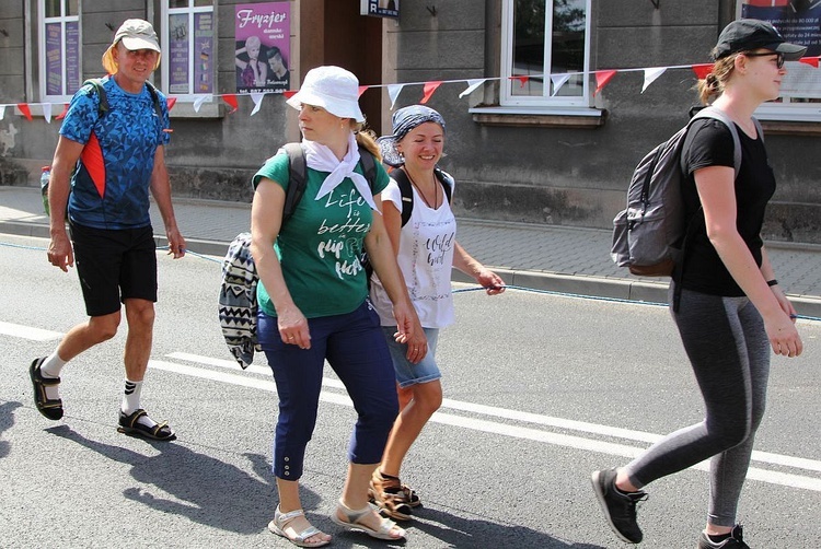 Grupa 9 - wyjście pielgrzymów hałcnowskich z Wilamowic 2019